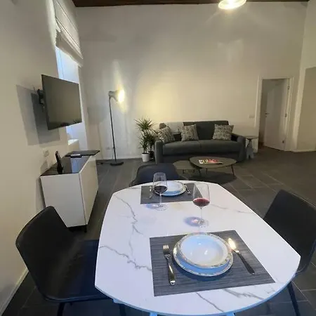 La Dama Finestra In Centro Apartment