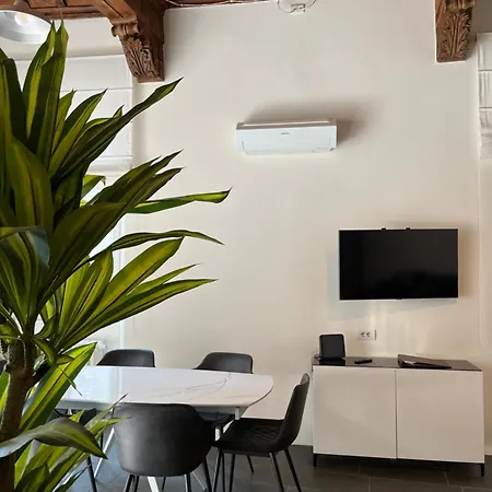 La Dama Finestra In Centro Apartment