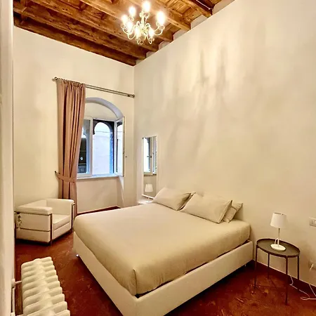 La Dama Finestra In Centro *