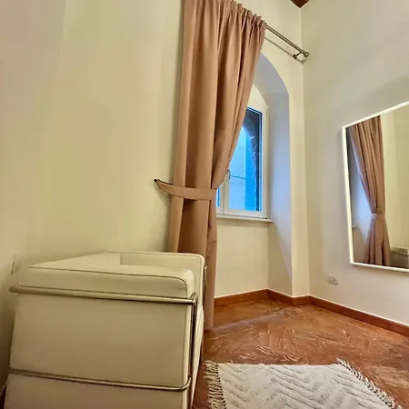 Apartment La Dama Finestra In Centro