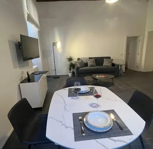 La Dama Finestra In Centro * Como