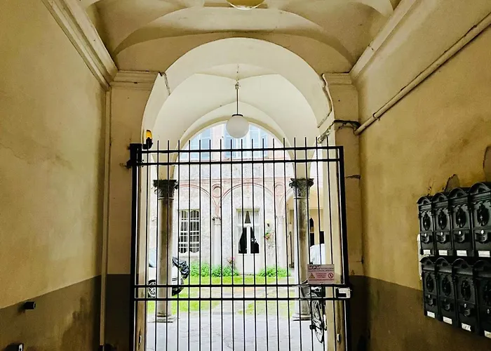 La Dama Finestra In Centro Como
