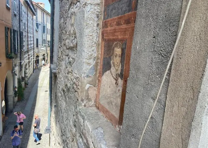 La Dama Finestra In Centro * Como