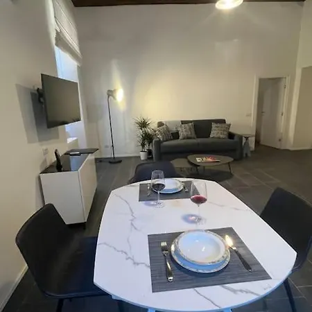 La Dama Finestra In Centro * Como