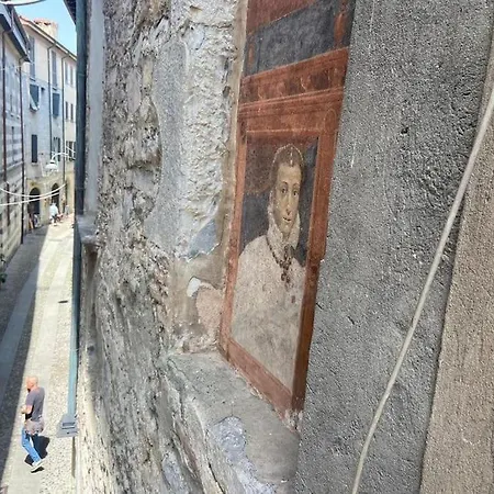 La Dama Finestra In Centro * Como